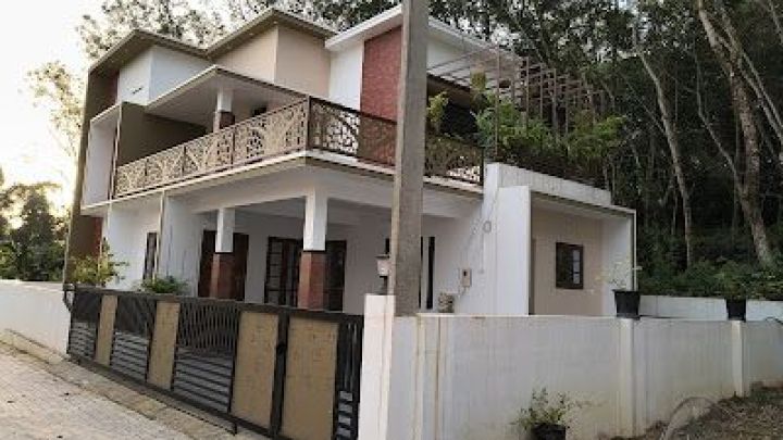 Exquisite New House for Sale in Chottanikkara - Gated Community Living