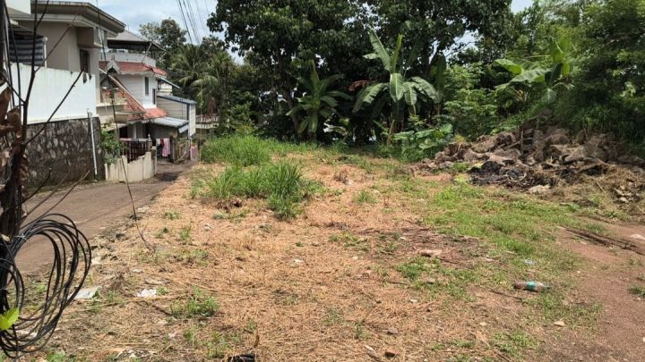 POLT FOR SALE IN CHOTTANIKARA , PALACE SQUARE , ERNAKULAM