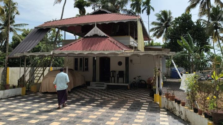 16 CENT PLOT FOR SALE OLD HOUSE IN KOCHUPALLI,UDAYAMPEROOR,ERNAKULAM