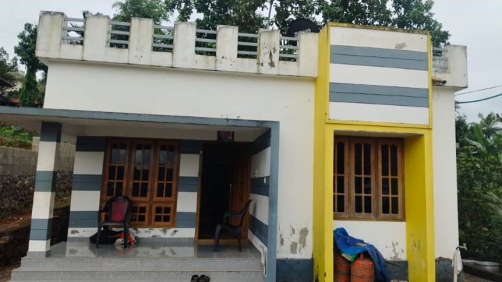 പത്തനംതിട്ട കോന്നിയിൽ മെഡിക്കൽ കോളേജിനു സമീപം വീടും സ്ഥലവും വില്പനക്ക്