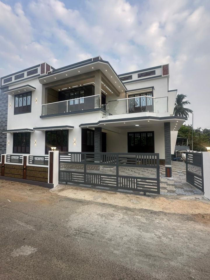 5 bhk house-2200 sqft for sale in Cheroor near UP school, Thrissur.