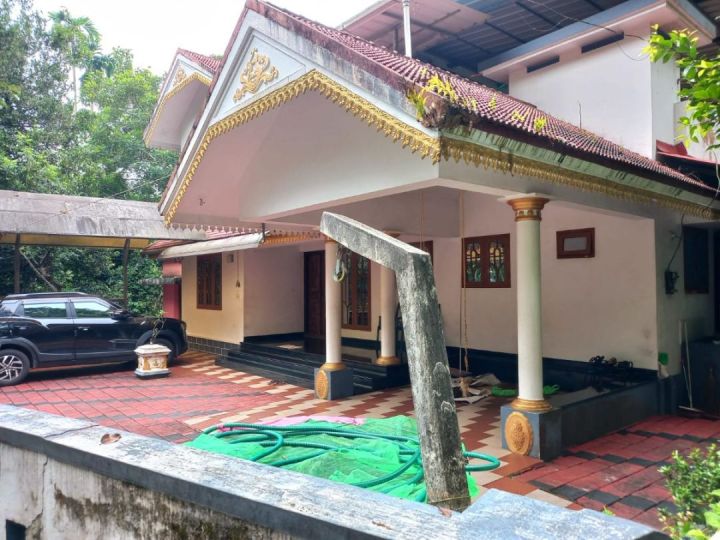 HOUSE FOR SALE – PRIME LOCATION NEAR PERUMBAVOOR