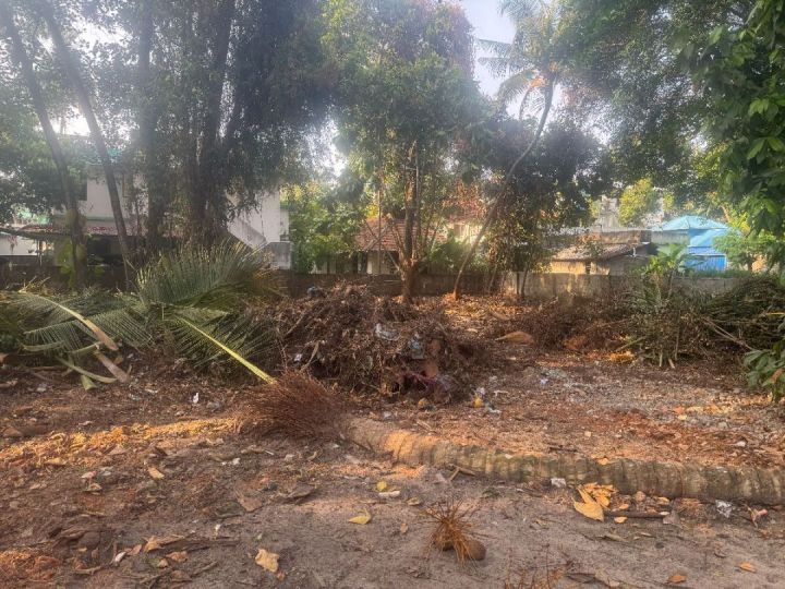 35 cents land for rent near Holiday Inn Kochi for stocking / parking