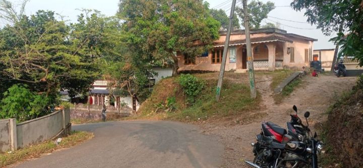 House with 3 bedroom amd one toilet