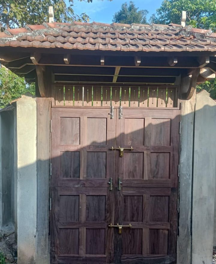 New 4 BHK Tiled-Roof Heritage House for Sale in Chottanikkara