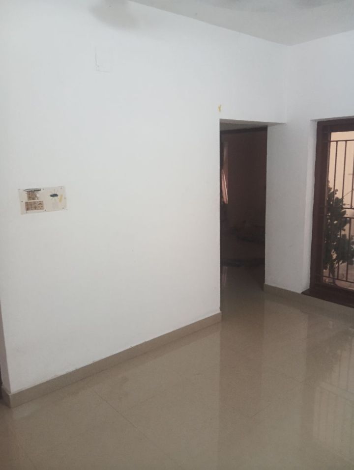 Room for rent in 3Bhk flat from 9000 forexecutive bachelor's