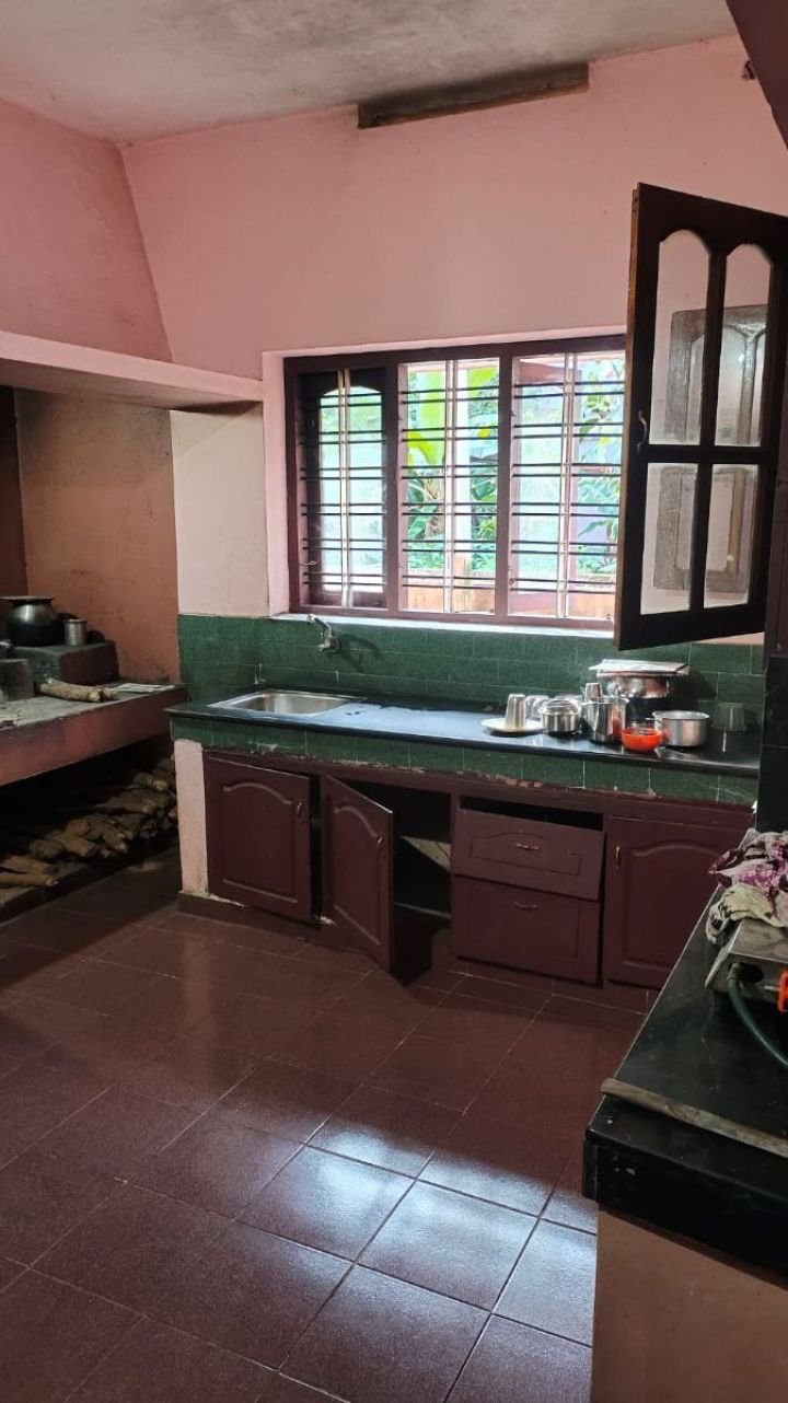 3 bedroom house with ample of space with car park