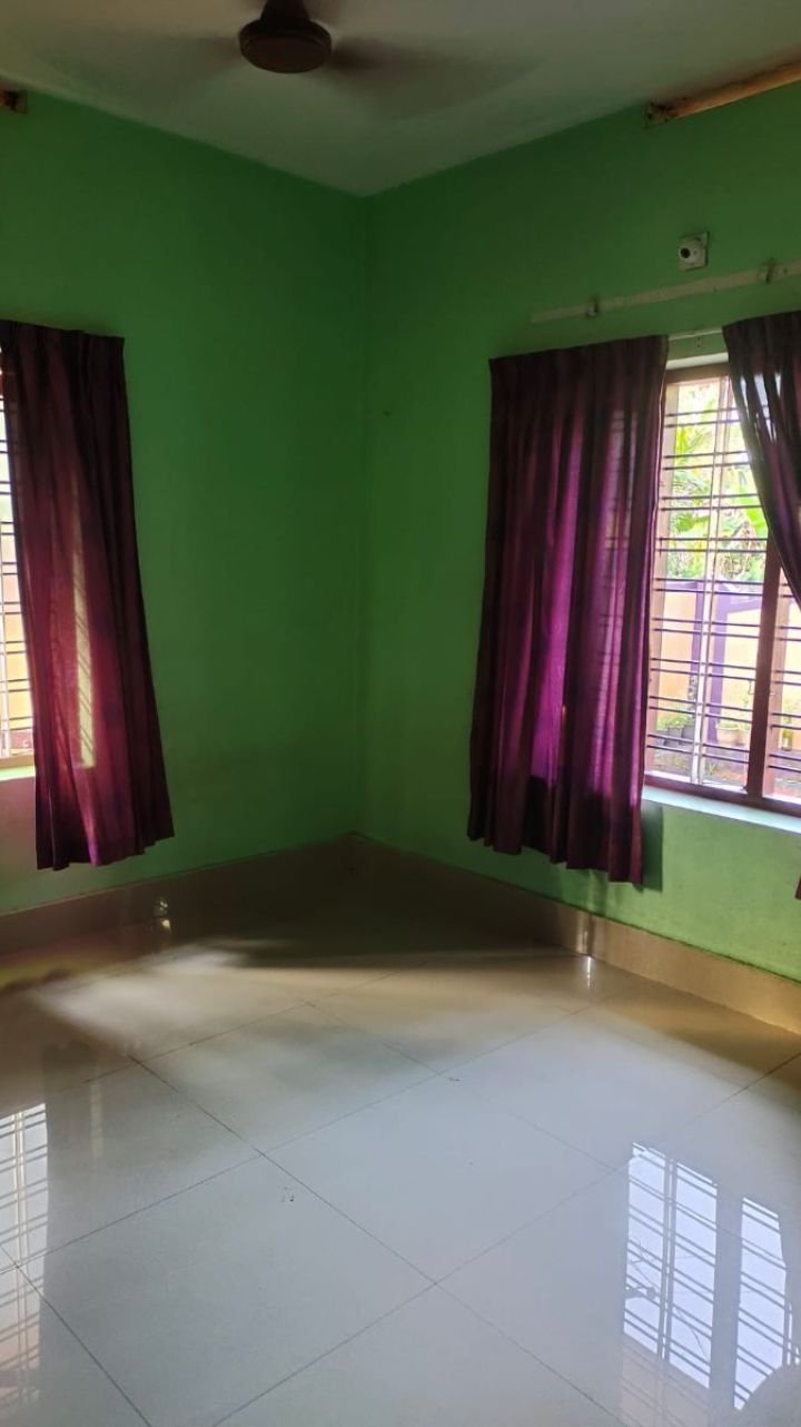 3 bedroom house with ample of space with car park