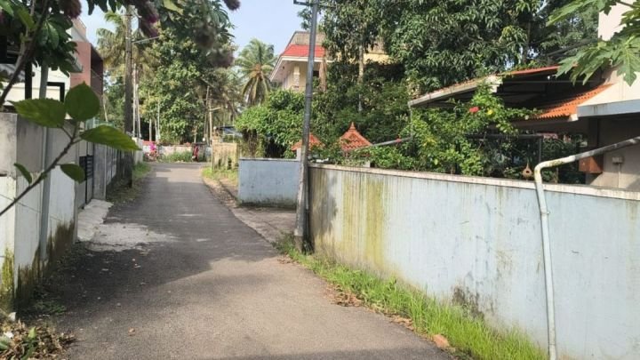 6.5 cent plot with Old House for Sale - MLA Road, Tripunithura