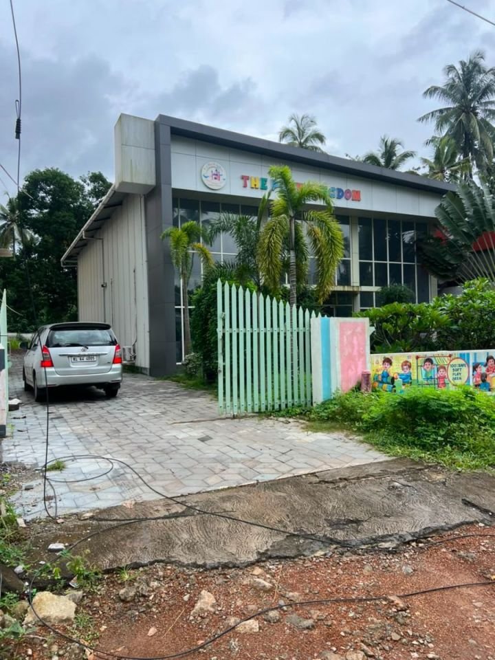 Commerical Land with building For sale in Nadathara-Main Road, Thrissur.