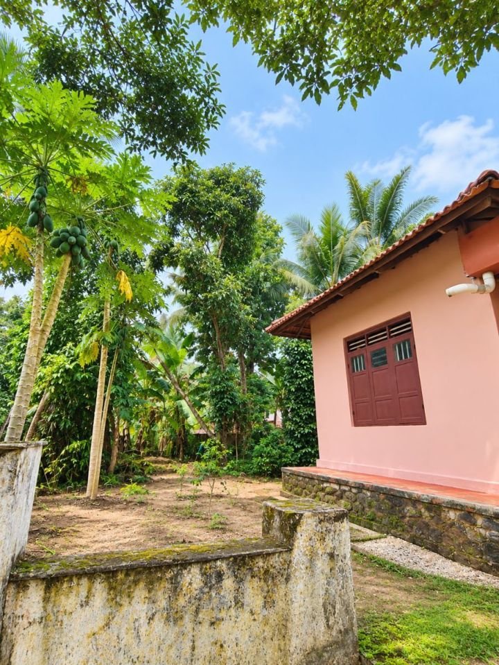 Great opportunity to buy a large piece of land with a lot of potential! .