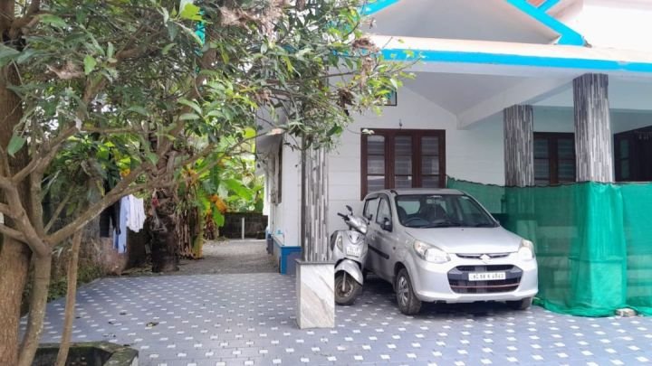 unfurnished 2 bh house in arakkiner kozhikode in 1stfloor very near to main road its first floor