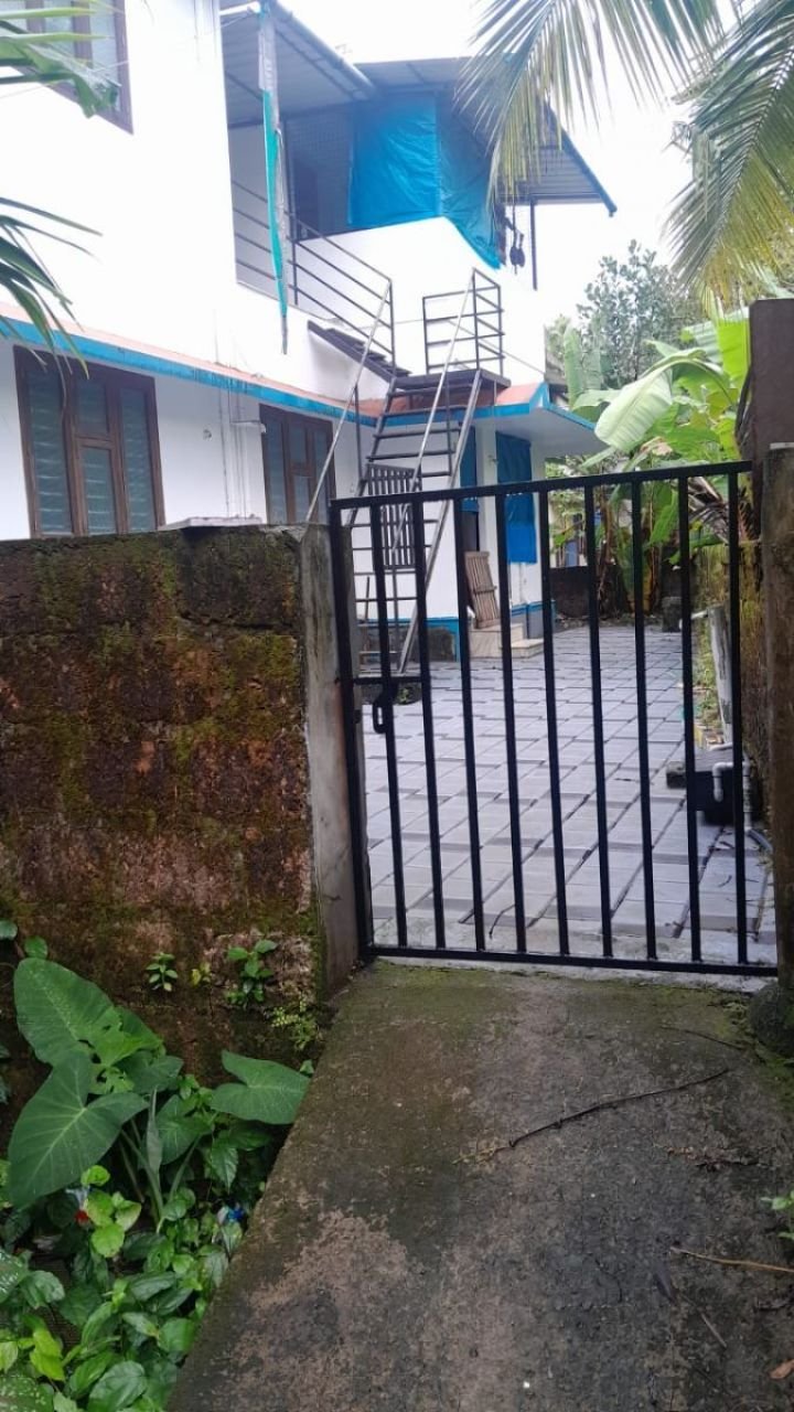 unfurnished 2 bh house in arakkiner kozhikode in 1stfloor very near to main road its first floor