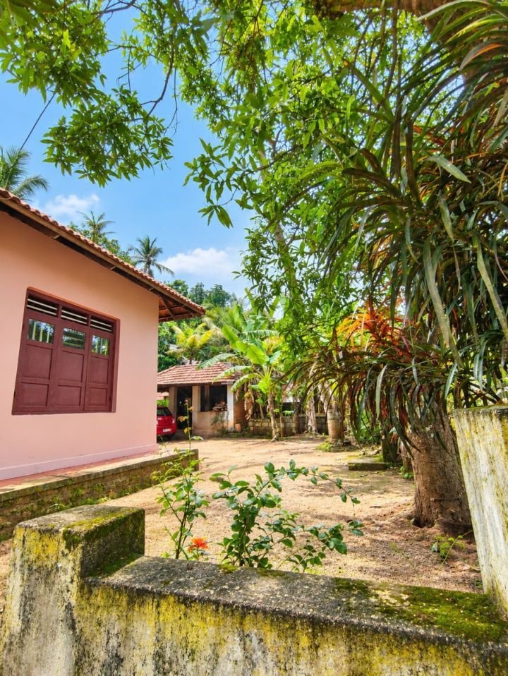 Great opportunity to buy a large piece of land with a lot of potential! .