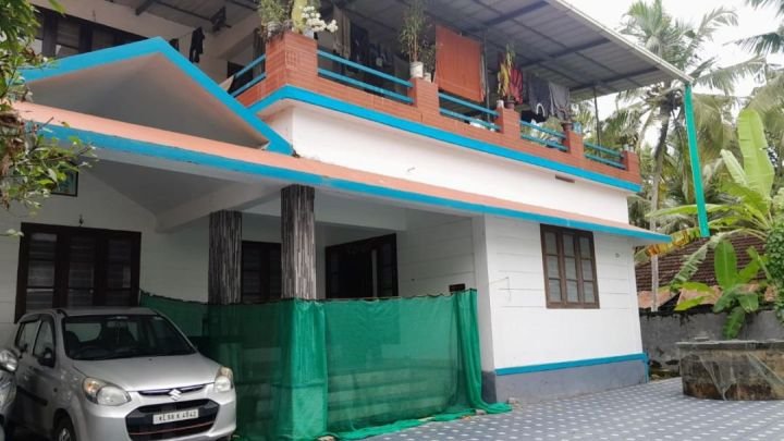 unfurnished 2 bh house in arakkiner kozhikode in 1stfloor very near to main road its first floor