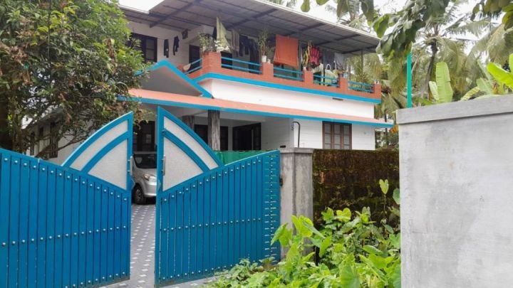 unfurnished 2 bh house in arakkiner kozhikode in 1stfloor very near to main road its first floor