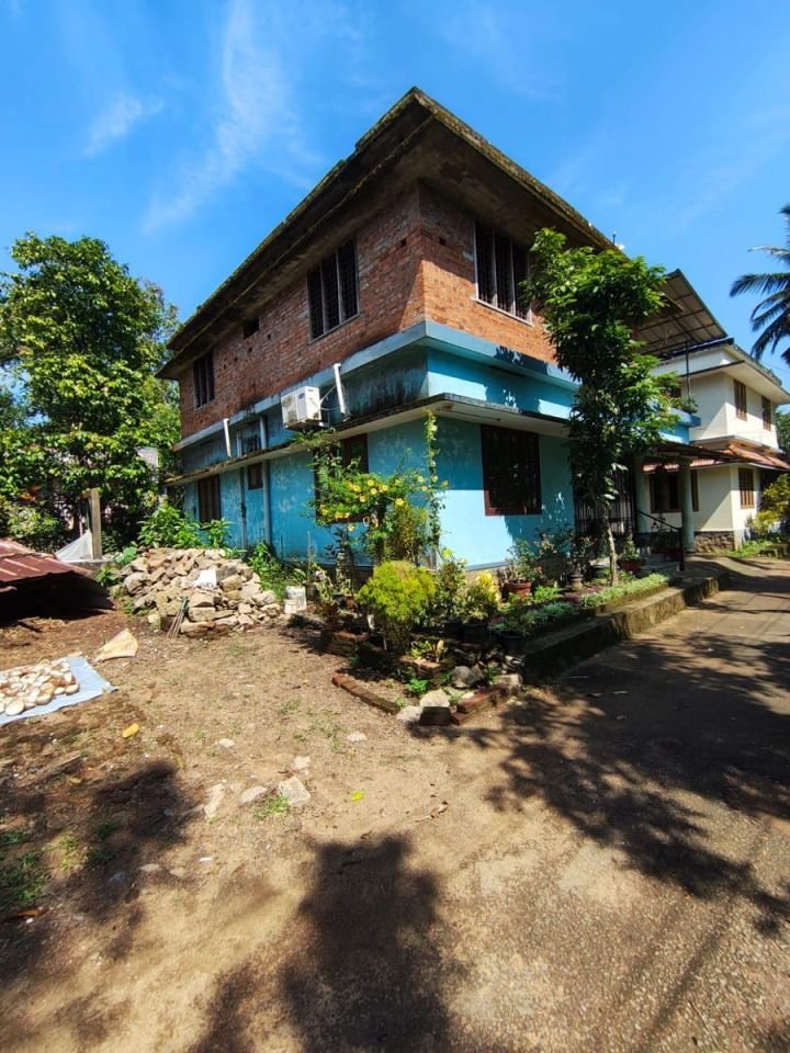House sale - Mussariath naloor malayil house Arattupuzha