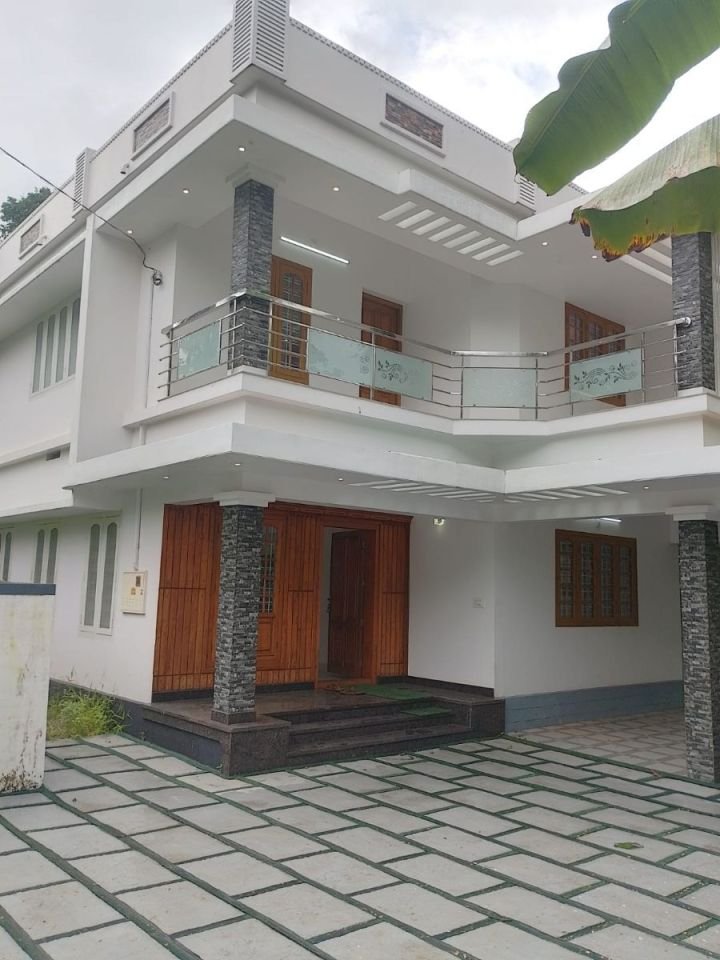 3 BHK House-2000 sqft For sale in Kuttanellur, Thrissur