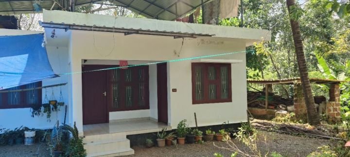 Naduvil, Kannur - 22.5 cent Land, 3 bedroom house, Tar road frontside, well water