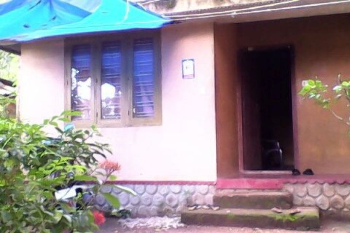 8 cent land with house for sale in Adoor
