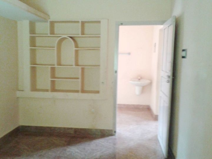 Viyyur -  house Upstair for rent -2bhk, 6500 rent, advance -10000/-, family only
