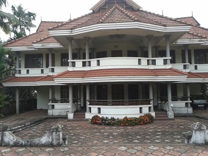 6BHK bungalow in 37cents at Udayamperoor, Thripunithura, Ernakulam for sale.