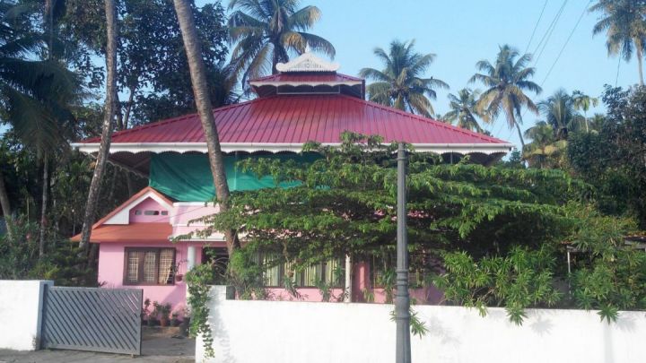 8 cent land And house in kottappuram kodungallur