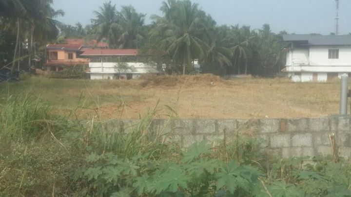 50 CENT COMMERCIAL LAND IN MANNUTHY