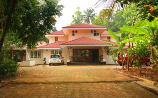 42.5 Cent House for sale off MC Road (150m)