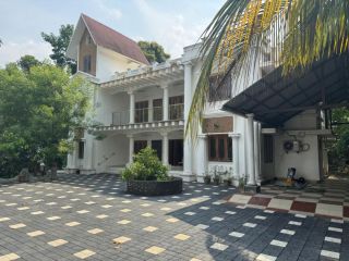 Near Holiday Inn, Kochi, 2 bedroom house for rent ( AC and 4 cars parking) near holiday inn