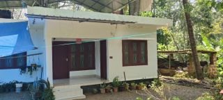 Naduvil, Kannur - 22.5 cent Land, 3 bedroom house, Tar road frontside, well water