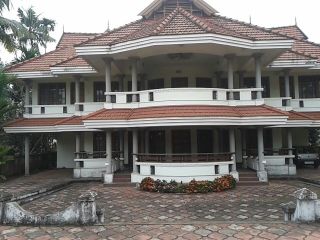 6BHK bungalow in 37cents at Udayamperoor, Thripunithura, Ernakulam for sale.