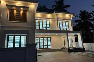 4 BHK House for sale in Avenue Road, Thrissur.