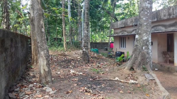 23 cents with concreted house in moolamkulam, chingavanam kottayam